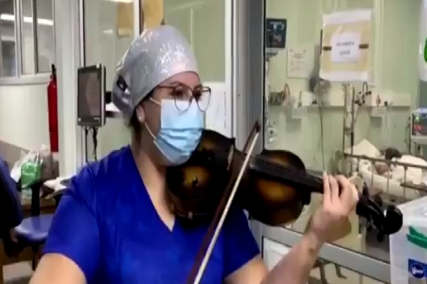 VIDEO - आधी उपचार मग म्युझिक; ड्युटी संपल्यावर कोरोना रुग्णांसाठी नर्स वाजवते वायोलिन