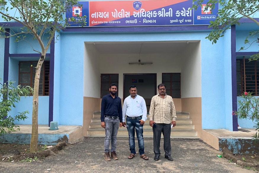 या तरुणाला घेण्यासाठी उस्मानाबाद पोलीस कच्छमध्ये पोहोचले तेव्हाचा फोटो