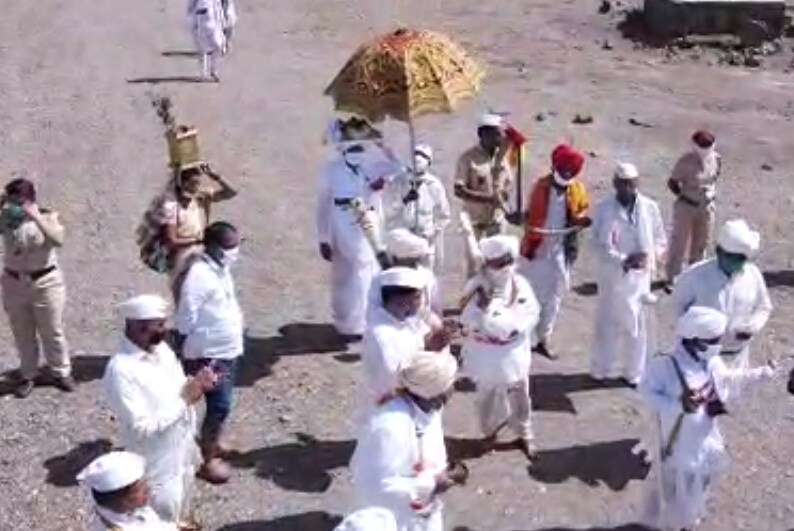 आषाढी एकदशी म्हणजे पंढरपूरमधले सगळ्यात मोठा सोहोळा. 15 ते 20 लाख भाविक पंढपुरात येत असतात. यावर्षी कोरोनाच्या साथीमुळे नेहमीची वारी रद्द झाली. भाविकांना पंढरपूरमध्ये प्रवेश नव्हता त्यामुळे यावर्षी पंढरपूर सुनं सुनं होतं. आषाढी एकदशी म्हणजे पंढरपूरमधले सगळ्यात मोठा सोहोळा. 15 ते 20 लाख भाविक पंढपुरात येत असतात. यावर्षी कोरोनाच्या साथीमुळे नेहमीची वारी रद्द झाली. भाविकांना पंढरपूरमध्ये प्रवेश नव्हता त्यामुळे यावर्षी पंढरपूर सुनं सुनं होतं.