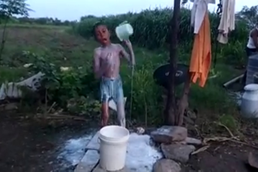 'आम्ही कायबी करीन, आमचं दूध हाय' शेतकऱ्याच्या लेकाने केली दुधाने अंघोळ, VIDEO व्हायरल