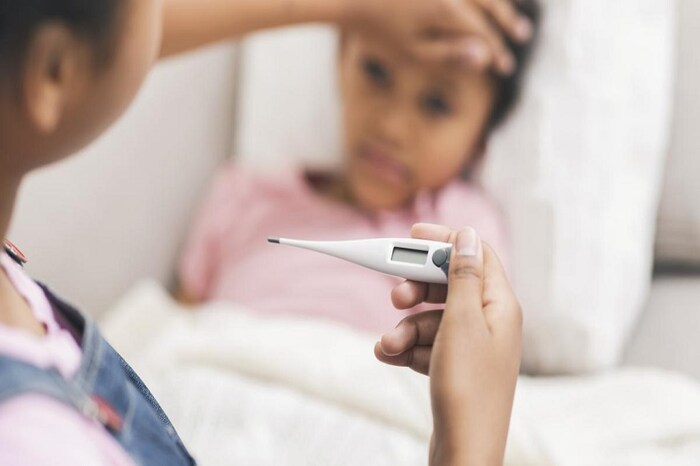 या आजाराची लक्षणे 10 महिन्यांपासून ते 15 वर्षांपर्यंतच्या मुलांमध्ये दिसून आली, ज्यामुळे डॉक्टरांची चिंता वाढली आहे. रिपोर्टनुसार, या 18 पैकी 2 मुलांचा कोरोनातून निरोगी झाल्यानंतर या आजारामुळे मृत्यू झाला.
