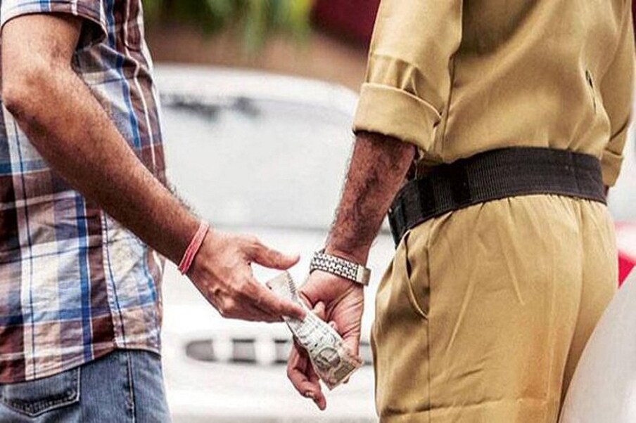 पोलीस अधिकारी लोकांची सेवा करण्यासाठी आणि गुन्हेगारांना अद्दल घडवण्यासाठी असतात, मात्र काही पोलिसांच्या लाच घेण्याच्या सवयीमुळं संपूर्ण विभागची बदनामी होत असते. 