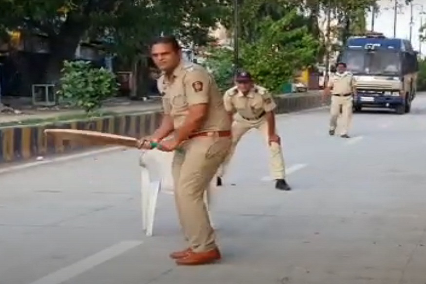 लॉकडाऊनमध्ये पोलिसांनी हातात घेतली बॅट, अशी धुलाई कधीच पाहिली नसेल; पाहा VIDEO