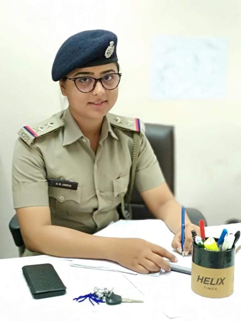 असाच काहीसा प्रकार अहमदाबादमधील लेडी दबंग पोलीस उप-निरिक्षकानं केला. श्वेता जडेजा असे त्यांचे नाव असून, त्यांच्यावर 35 लाखांची लाच मागितल्याचा आरोप आहे. असाच काहीसा प्रकार अहमदाबादमधील लेडी दबंग पोलीस उप-निरिक्षकानं केला. श्वेता जडेजा असे त्यांचे नाव असून, त्यांच्यावर 35 लाखांची लाच मागितल्याचा आरोप आहे.