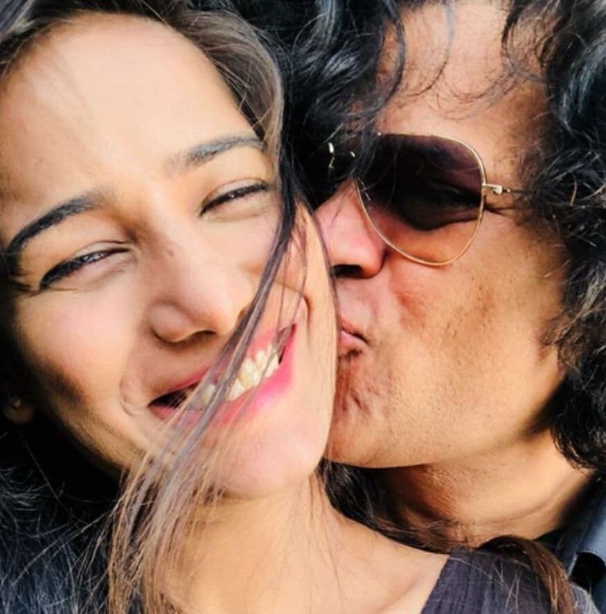 सॅमने शेअर केलेल्या फोटोवर पूनम पांडेने बेस्ट फिलिंग अशी कमेंट केली आहे. (Photo Credit: Instagram/@sambombay) सॅमने शेअर केलेल्या फोटोवर पूनम पांडेने बेस्ट फिलिंग अशी कमेंट केली आहे. (Photo Credit: Instagram/@sambombay)