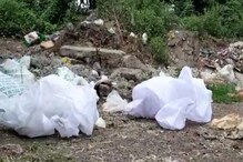 वापरलेले PPE कीट, Mask फेकले नदीपात्रात; संगमनेरमधील धक्कादायक प्रकार वापरलेले PPE कीट, Mask फेकले नदीपात्रात; संगमनेरमधील धक्कादायक प्रकार