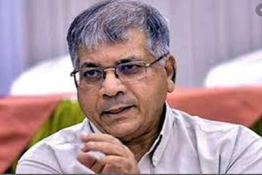 द्रोह करणाऱ्या 'त्या' पोलीस अधिकाऱ्यांची नावे जाहीर करा, अन्यथा... प्रकाश आंबेडकरांचा इशारा