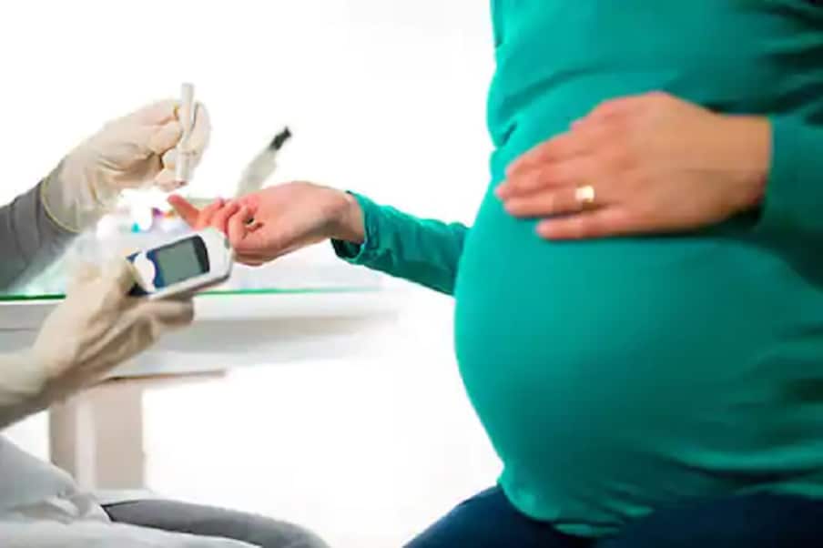 प्रेग्नन्सीमध्ये कोरोनाची लागण झाल्यास बाळालाही कोरोना होता का? असे अनेक प्रश्न उपस्थित झालेत. असं प्रकरणही खूपच दुर्मिळ प्रमाणात दिसून आलं आहे. मात्र प्रेग्नन्सीत कोरोना झाल्यास त्या महिलेला मात्र इतर गंभीर समस्येचा धोका आहे.