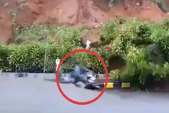 VIDEO: बाइक घेऊन जात असतानाच कोसळली दरड, डोळ्यांसमोर होता मृत्यू पण...
