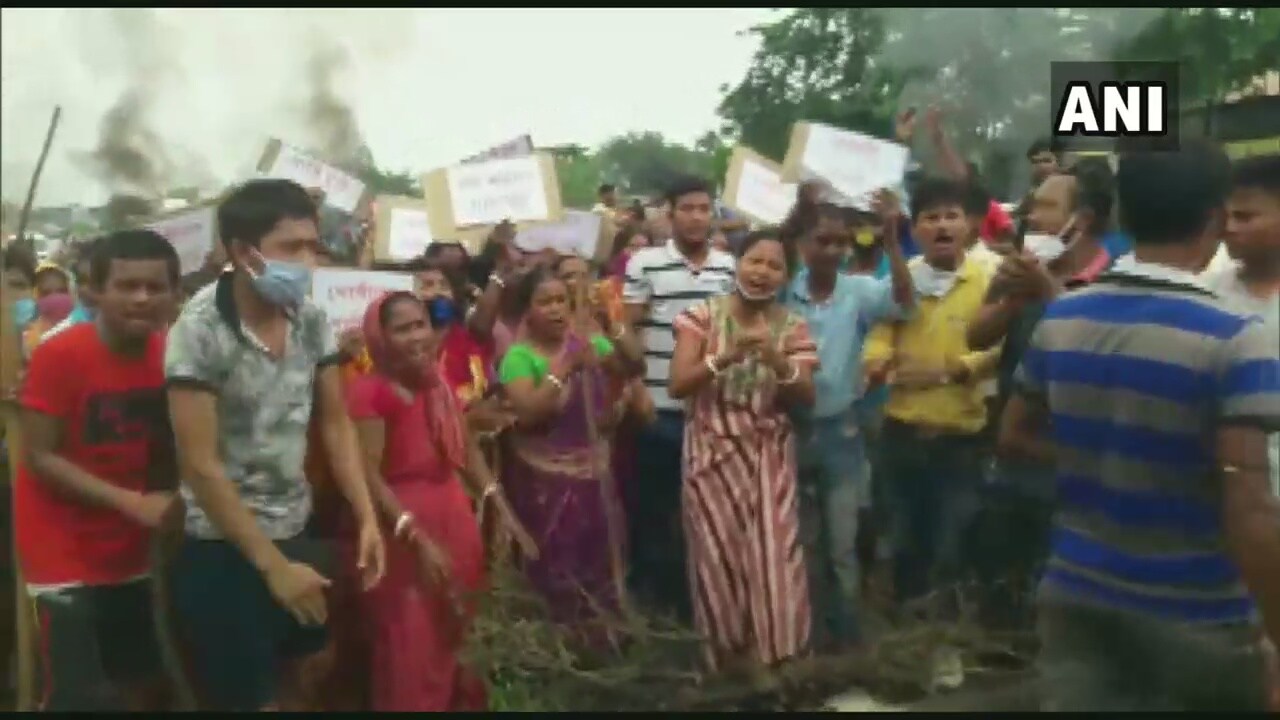 दिनाजपूर जिल्ह्यातल्या कलागच्च या गावात ही घटना घडली. या घटनेनंतर सर्व परिसरात प्रचंड उद्रेक झाला. लोक रस्त्यावर आले आणि त्यांनी रस्ता बंद पाडला. दिनाजपूर जिल्ह्यातल्या कलागच्च या गावात ही घटना घडली. या घटनेनंतर सर्व परिसरात प्रचंड उद्रेक झाला. लोक रस्त्यावर आले आणि त्यांनी रस्ता बंद पाडला.