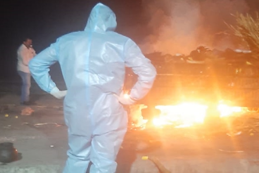 पुण्यात रक्ताच्या नात्येनं अंत्यसंस्काराला दिला नकार, सरपंचाने असा घातला माणूसकीचा आदर्श