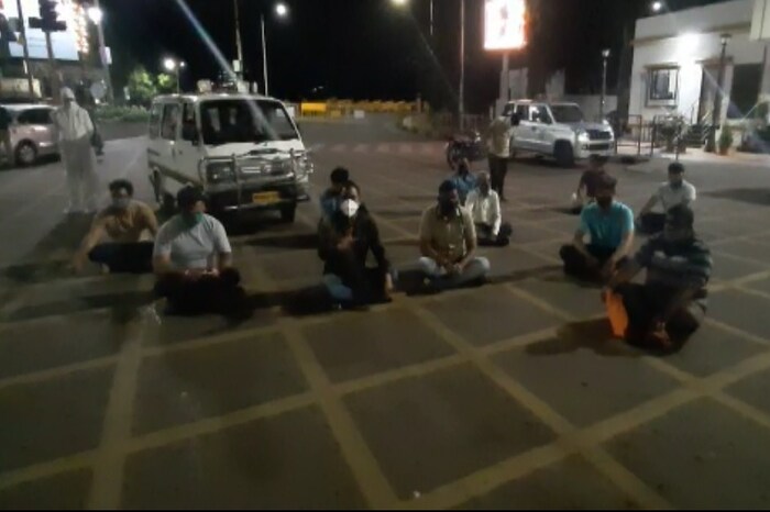 पुण्यात सात ते आठ दवाखाने फिरल्यानंतरही बेड उपलब्ध न झाल्यामुळे धायरीतील एका रुग्णाने काल रात्री कुटुंब आणि मित्रांसह अलका चौकात ठिय्या आंदोलन केलं होतं. त्या रुग्णांचा आज दुर्दैवाने मृत्यू झाला.