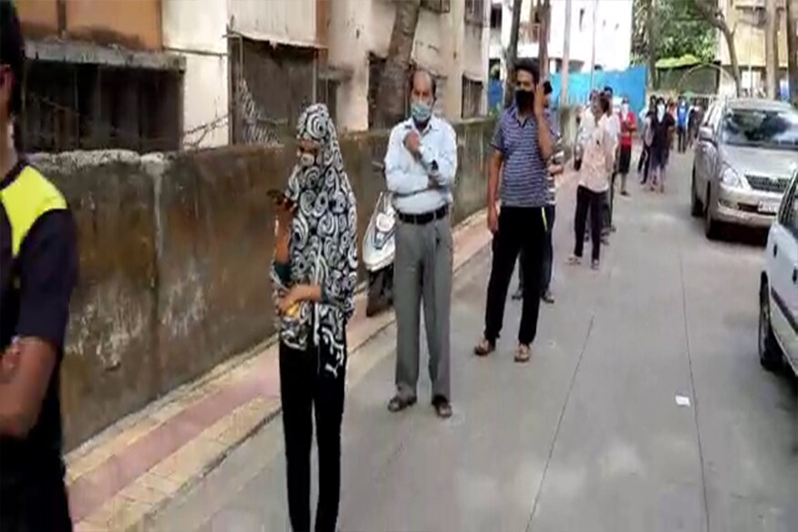 पुण्यात अनेक ठिकाणी महिला आणि पुरुषांची मटनासाठी रांगा लावल्यात. पुढे लॉकडाउन कायम असल्यामुळे पुणेकरांनी आजच्या दिवशी एकच गर्दी केली. पुण्यात अनेक ठिकाणी महिला आणि पुरुषांची मटनासाठी रांगा लावल्यात. पुढे लॉकडाउन कायम असल्यामुळे पुणेकरांनी आजच्या दिवशी एकच गर्दी केली.