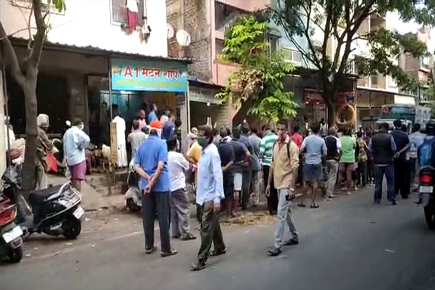 पुणे तिथे काय उणे असं उगाच म्हटलं जात नाही. कोरोनाची परिस्थितीत हाताबाहेर चालल्यामुळे शहरात पुन्हा लॉकडाउन लागू करण्यात आला. पण, आषाढ अमावस्या, त्यात रविवार आणि लॉकडाउन मधून मिळालेली निर्बंध शिथिलता..मग काय पुणेकरांनी सकाळपासूनच आखाड साजरा करायला मटण, चिकनची दुकाने गाठली. पुणे तिथे काय उणे असं उगाच म्हटलं जात नाही. कोरोनाची परिस्थितीत हाताबाहेर चालल्यामुळे शहरात पुन्हा लॉकडाउन लागू करण्यात आला. पण, आषाढ अमावस्या, त्यात रविवार आणि लॉकडाउन मधून मिळालेली निर्बंध शिथिलता..मग काय पुणेकरांनी सकाळपासूनच आखाड साजरा करायला मटण, चिकनची दुकाने गाठली.