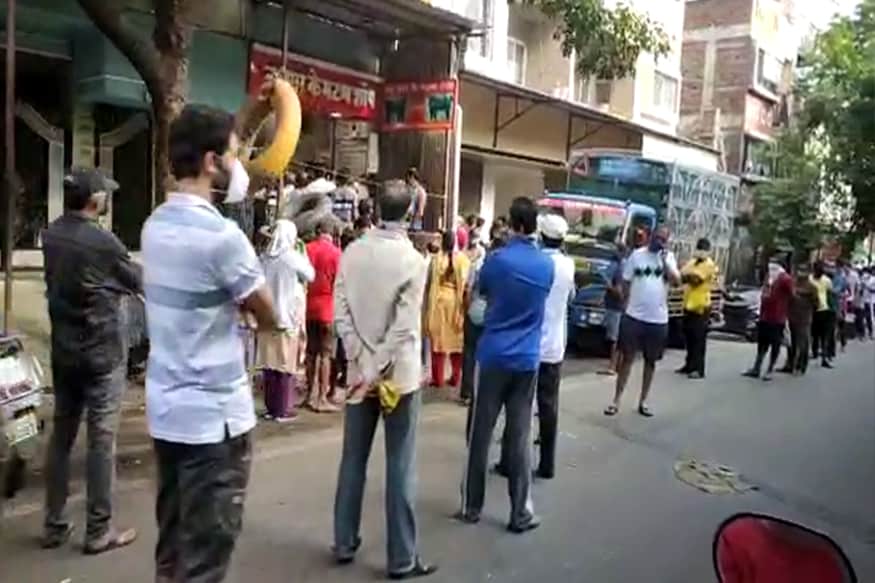 लॉकडाउनमध्ये अनेक लोकांनी मांसाहार टाळला होता. परंतु, आता अनलॉक झाल्यामुळे देखील गर्दी वाढली आहे. लॉकडाउनमध्ये अनेक लोकांनी मांसाहार टाळला होता. परंतु, आता अनलॉक झाल्यामुळे देखील गर्दी वाढली आहे.