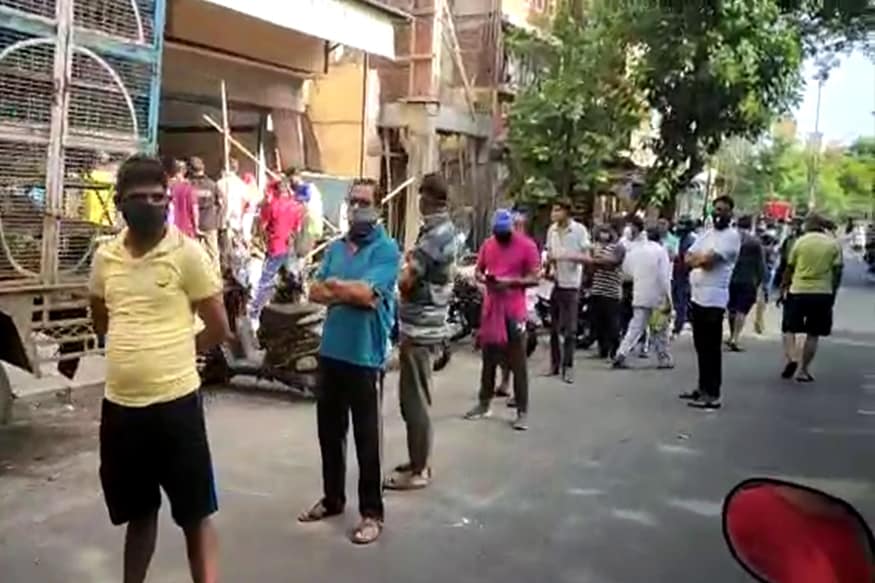 कडक लॉकडाऊन मुळे 5 दिवस घरी कोंडून बसावं लागलं होतं पुन्हा उद्यापासून 4 दिवस सकाळी 8 ते 12 फक्त भाजीपाला आणि किराणा मिळणार म्हणून खवय्ये, मांसाहार प्रेमी आडवा हात मारायला सज्ज झाले आहे. कडक लॉकडाऊन मुळे 5 दिवस घरी कोंडून बसावं लागलं होतं पुन्हा उद्यापासून 4 दिवस सकाळी 8 ते 12 फक्त भाजीपाला आणि किराणा मिळणार म्हणून खवय्ये, मांसाहार प्रेमी आडवा हात मारायला सज्ज झाले आहे.