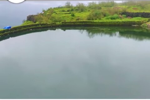 रायगडावर असलेल्या तलाव व टाक्यामध्ये वर्षानुवर्षे गाळ साचल्यामुळे त्यांची जलधारण क्षमता खुप कमी झाली होती. तसेच तलावांना ठिकठिकाणी गळती लागल्यामुळे साठलेल्या पाण्याचा मोठ्याप्रमाणात अपव्यय होत होता.