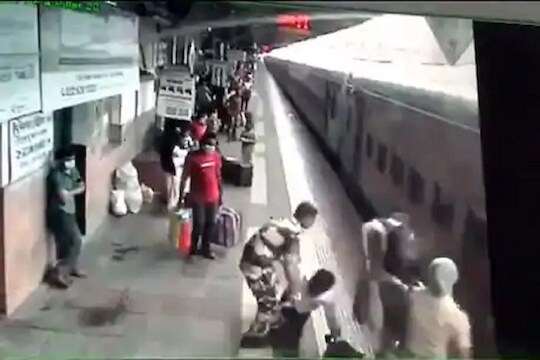 चालत्या गाडीतून पडला प्रवाशी, ट्रेनखाली जाणार तेवढ्यात जवानाने वाचवले प्राण; पाहा VIDEO