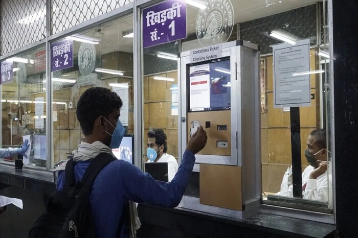 प्रयागराज याठिकाणी कॉन्टॅक्टलेस तिकीट तपासणी प्रणाली सुरू केली आहे. जेणेकरुन प्रवाशांचा इतर प्रवाशांशी संपर्क येणार नाही आणि त्यांना इतर सुविधांचा लाभही घेता येईल. याठिकाणी सर्व प्रवाशांचे थर्मल स्क्रीनिंग प्रथम केले जाते, त्यानंतर बोर्डिंग प्रक्रिया सुरू होते.