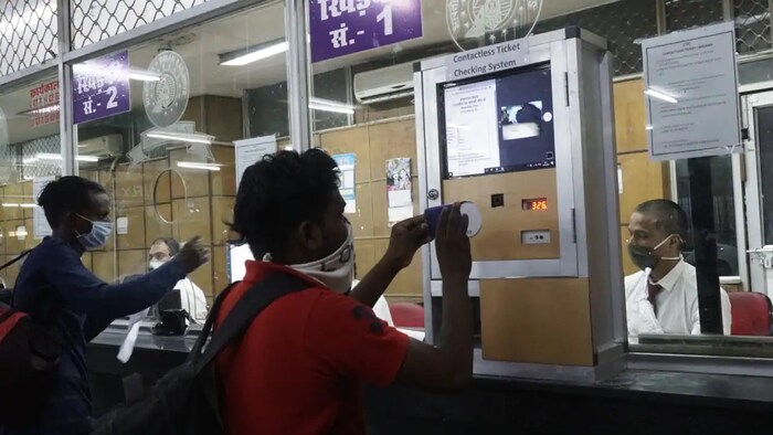 रेल्वे प्रवासादरम्यान, टीटीई प्रवाशाच्या मोबाइलवर दर्शविलेला क्यूआर कोड त्याच्या मोबाइलवरून स्कॅन करेल. क्यूआर कोड स्कॅनर विनामूल्य अ‍ॅप, गूगल प्ले स्टोअर किंवा आयओएस प्ले स्टोअर वरून डाउनलोड केले जाऊ शकतात. हँड हँडल टर्मिनलद्वारे देखील क्यूआर कोड स्कॅन करता येईल. ज्याद्वारे प्रवाशाच्या पीएनआरची सर्व माहिती टीटीईच्या फोनवर येते.