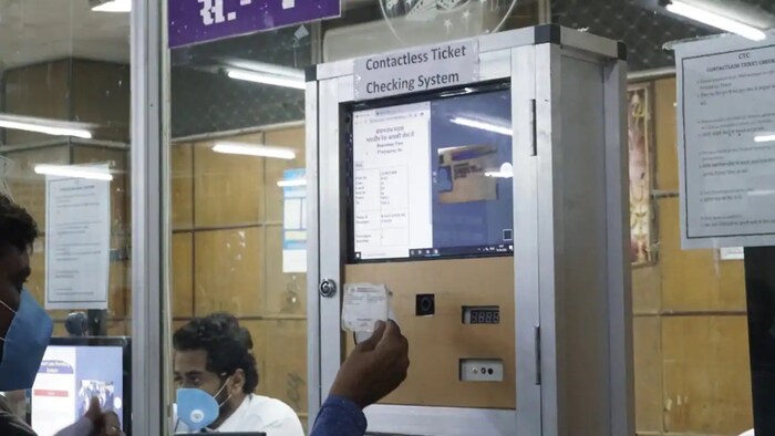 या प्रणालीची अंमलबजावणी करण्यासाठी तिकिटांचा क्यूआर कोड तयार करण्याचे काम सुरू आहे. लखनऊ विभागातील गोरखपूर जंक्शन रेल्वे स्थानकात आरक्षित तिकिटांचे क्यूआर कोड स्कॅन करण्यासाठी स्वतंत्र स्कॅनर लावण्याचे काम सुरू आहे.
