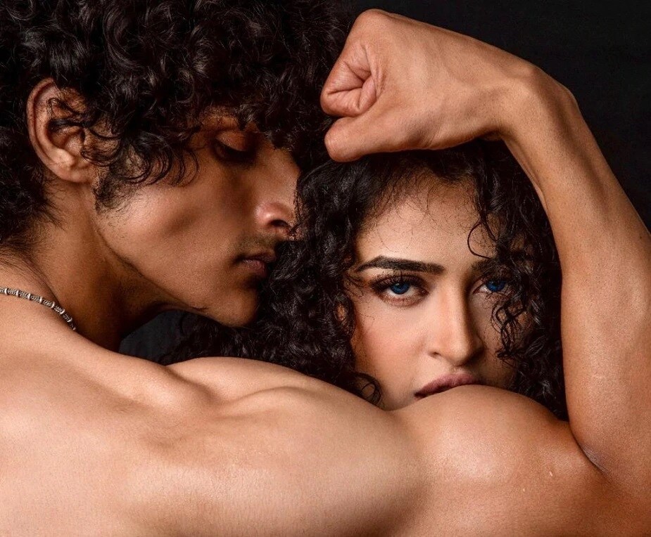 अप्सरा रानीचे मुळ नाव अंकिता महाराणा आहे. तिने मॉडेलिंगमधून आपल्या करिअरची सुरुवात केली आणि त्यानंतर अभिनय क्षेत्रात पदार्पण केले. या सीरिजनंतर रॉकचा देखील आनंद गगनात मावेनासा झाला आहे. त्याने राम गोपाल वर्माचे मनापासून आभार मानले आहेत. अप्सरा रानीचे मुळ नाव अंकिता महाराणा आहे. तिने मॉडेलिंगमधून आपल्या करिअरची सुरुवात केली आणि त्यानंतर अभिनय क्षेत्रात पदार्पण केले. या सीरिजनंतर रॉकचा देखील आनंद गगनात मावेनासा झाला आहे. त्याने राम गोपाल वर्माचे मनापासून आभार मानले आहेत.