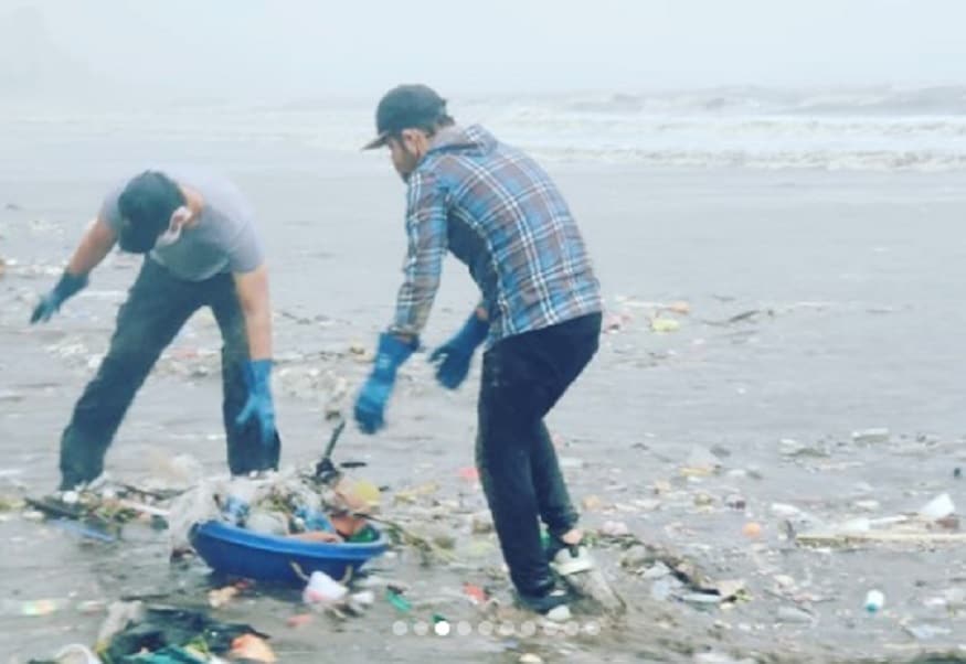 मान्सून सुरू झाल्यानंतर समुद्रातून मोठ्या प्रमाणात प्लास्टिक बाहेर फेकले जाते. ते उचलताना सफाई कर्मचाऱ्यांच्या नाकी नऊ येतात. अशावेळी असे मदतीचे हात नक्कीच उपयोगी ठरतात. (फोटो सौजन्य- इन्स्टाग्राम @@randeephooda) मान्सून सुरू झाल्यानंतर समुद्रातून मोठ्या प्रमाणात प्लास्टिक बाहेर फेकले जाते. ते उचलताना सफाई कर्मचाऱ्यांच्या नाकी नऊ येतात. अशावेळी असे मदतीचे हात नक्कीच उपयोगी ठरतात. (फोटो सौजन्य- इन्स्टाग्राम @@randeephooda)