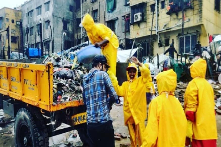 रणदीप आणि अफरोझ सफाई कर्मचाऱ्यांमध्ये मिळून मिसळून काम करताना दिसून आले (फोटो सौजन्य- इन्स्टाग्राम @randeephooda) रणदीप आणि अफरोझ सफाई कर्मचाऱ्यांमध्ये मिळून मिसळून काम करताना दिसून आले (फोटो सौजन्य- इन्स्टाग्राम @randeephooda)