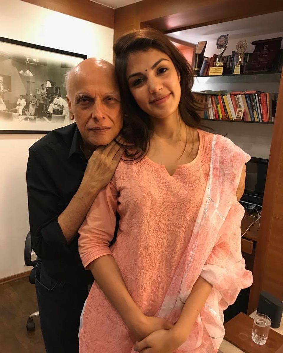 दरम्यान सुशांतच्या आत्महत्येनंतर रियाचे महेश भट यांच्यासोबत काही फोटो व्हायरल झाले होते. ज्यामुळे ती वादच्या भोवऱ्यात सापडली होती. दरम्यान सुशांतच्या आत्महत्येनंतर रियाचे महेश भट यांच्यासोबत काही फोटो व्हायरल झाले होते. ज्यामुळे ती वादच्या भोवऱ्यात सापडली होती.