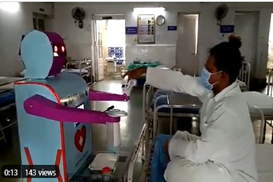 VIDEO: क्या बात है रक्षक! मुंबईत रेल्वे कर्मचाऱ्यांनी तयार केला कोविड रुग्णांसाठी रोबो
