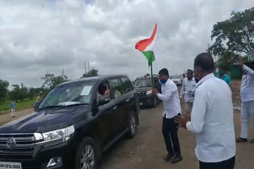 ...आणि शरद पवारांनी 87 वर्षांच्या 'तरुण' कार्यकर्त्यासाठी थांबवला ताफा, पाहा हा VIDEO