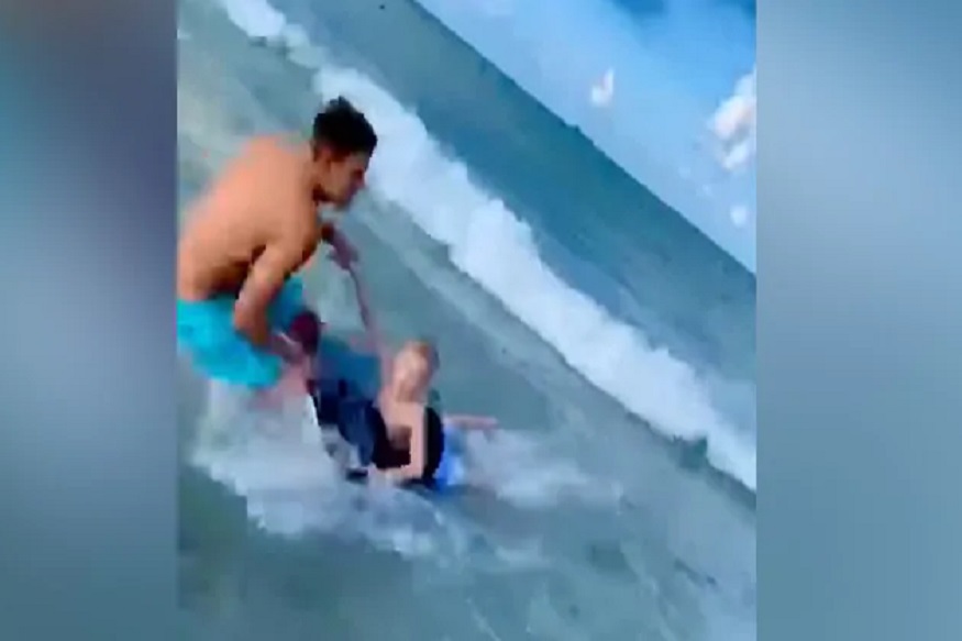 समुद्र किनाऱ्यावर खेळत होता चिमुरडा, मागून आला शिकारी शार्क आणि...; पाहा भयंकर VIDEO