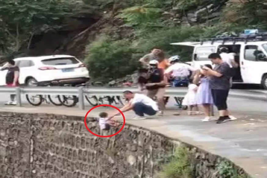 एका फोटोसाठी बापानं लेकाला खोल दरीमध्ये लटकवलं! धक्कादायक VIDEO VIRAL