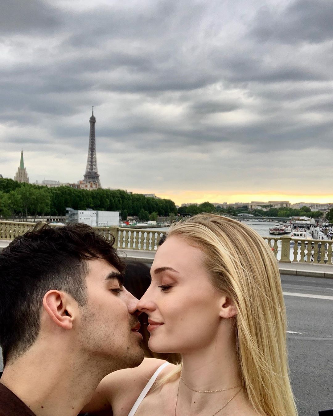 सोफी टर्नर आणि जो जोनस (Joe Jonas) यांच्या घरी नव्या पाहुण्याचं आगमन झाले आहे. (फोटो सौजन्य- इन्स्टाग्राम @sophiet) सोफी टर्नर आणि जो जोनस (Joe Jonas) यांच्या घरी नव्या पाहुण्याचं आगमन झाले आहे. (फोटो सौजन्य- इन्स्टाग्राम @sophiet)