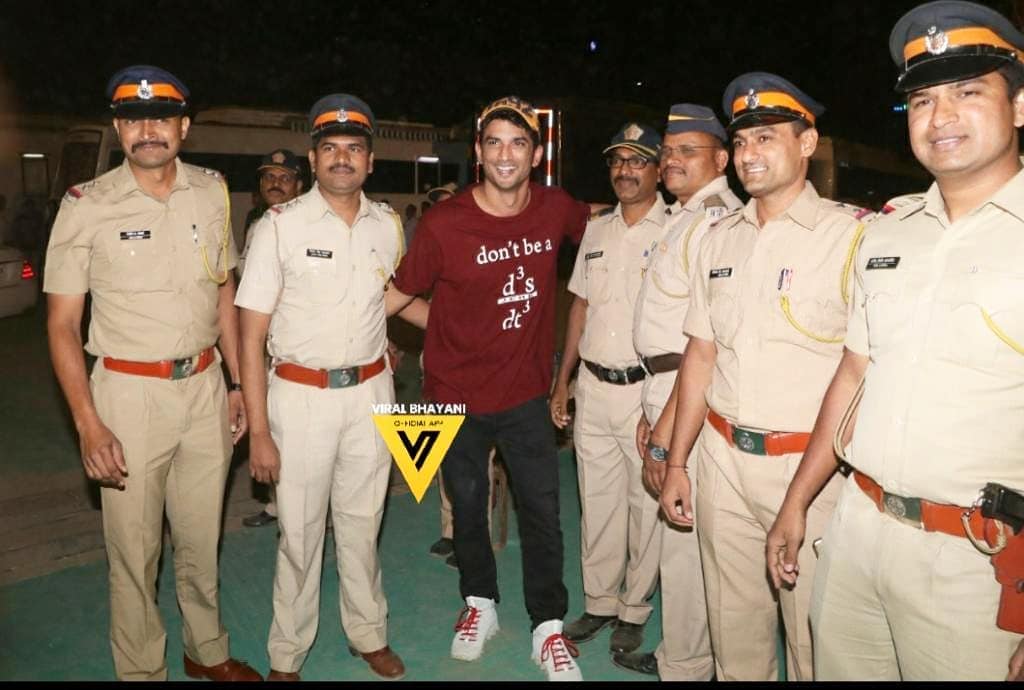 मुंबई पोलिसांच्या तपासाबाबत अनेकांनी नाराजी व्यक्त केली आहे. त्याच्या काही चाहत्यांनी त्याचप्रमाणे काही नेतेमंडळींनी देखील सुशांतच्या मृत्यूची सीबीआय चौकशी व्हावी अशी मागणी केली आहे. दरम्यान आता सुशांतच्या वडिलांनी देखील याप्रकरणी बिहारमध्ये FIR दाखल केली आहे (फोटो सौजन्य - इन्स्टाग्राम/Viral Bhayani) मुंबई पोलिसांच्या तपासाबाबत अनेकांनी नाराजी व्यक्त केली आहे. त्याच्या काही चाहत्यांनी त्याचप्रमाणे काही नेतेमंडळींनी देखील सुशांतच्या मृत्यूची सीबीआय चौकशी व्हावी अशी मागणी केली आहे. दरम्यान आता सुशांतच्या वडिलांनी देखील याप्रकरणी बिहारमध्ये FIR दाखल केली आहे (फोटो सौजन्य - इन्स्टाग्राम/Viral Bhayani)