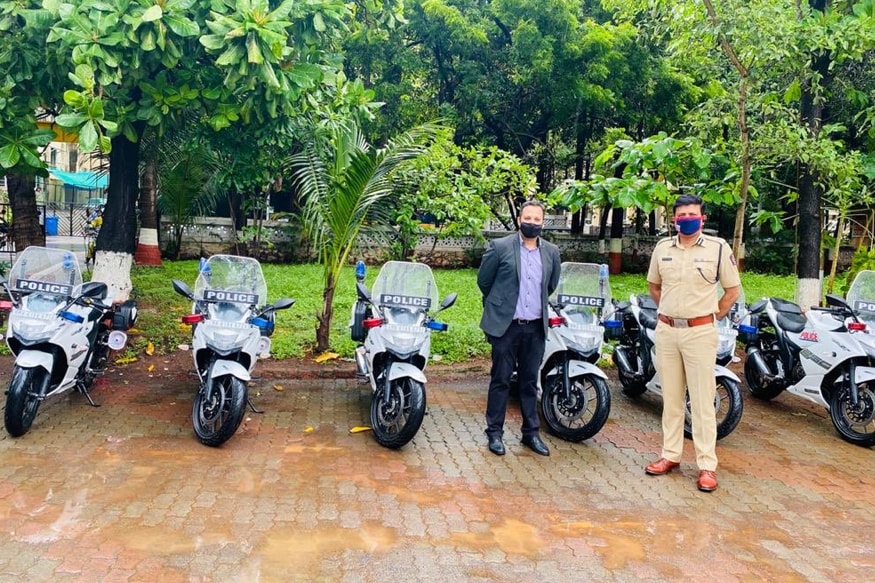 कॉर्पोरेट आणि सामाजिक बांधिलकी म्हणून सुझुकी कंपनी पोलिसांना आपल्या या खास बाईक भेट म्हणून देत असते. कॉर्पोरेट आणि सामाजिक बांधिलकी म्हणून सुझुकी कंपनी पोलिसांना आपल्या या खास बाईक भेट म्हणून देत असते.