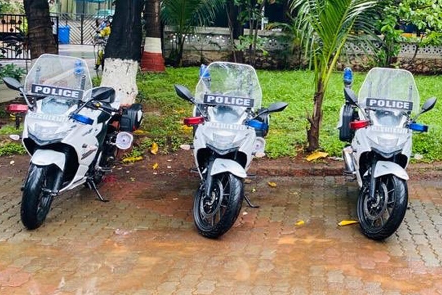 मुंबई पोलिसांच्या ताफ्यात दाखल झालेली Suzuki Gixxer SF 250 हे नेहमीचे मॉडेल आहे. परंतु, पोलिसांना रोजच्या कामासाठी थोडे बदल करण्यात आले आहे. जसे समोर विंड शिल्ड लावण्यात आली आहे. मुंबई पोलिसांच्या ताफ्यात दाखल झालेली Suzuki Gixxer SF 250 हे नेहमीचे मॉडेल आहे. परंतु, पोलिसांना रोजच्या कामासाठी थोडे बदल करण्यात आले आहे. जसे समोर विंड शिल्ड लावण्यात आली आहे.