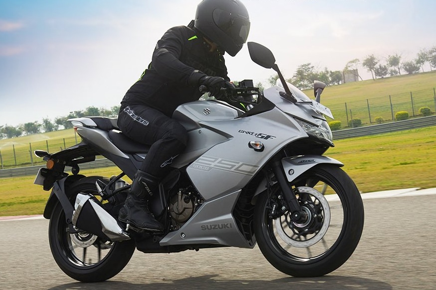 Suzuki Gixxer SF 250 चा विचार केला तर यात पॉवर फुल 249 CC, 4-स्ट्रोक, सिंगल-सिलिंडर फ्युल इंजेक्टेड इंजिन दिले आहे. यात ऑयल कुलिंग सिस्टम (SOCS) दिली आहे. Suzuki Gixxer SF 250 चा विचार केला तर यात पॉवर फुल 249 CC, 4-स्ट्रोक, सिंगल-सिलिंडर फ्युल इंजेक्टेड इंजिन दिले आहे. यात ऑयल कुलिंग सिस्टम (SOCS) दिली आहे.