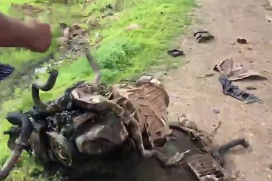 पण, या अपघातात Maruti Suzuki Swift चे प्रचंड नुकसान झाले आहे. गाडीचे इंजिन रस्त्याच्या बाजुला फेकले गेले आहे. तर कारच्या समोरील भागाचा पूर्णपणे चुराडा झाला आहे. पण, या अपघातात Maruti Suzuki Swift चे प्रचंड नुकसान झाले आहे. गाडीचे इंजिन रस्त्याच्या बाजुला फेकले गेले आहे. तर कारच्या समोरील भागाचा पूर्णपणे चुराडा झाला आहे.