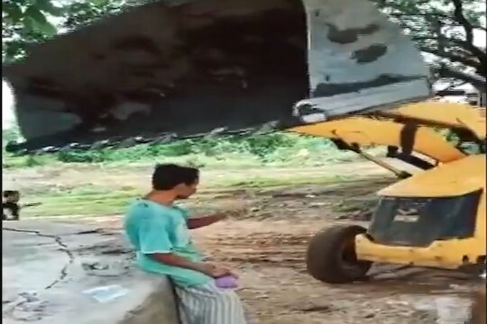 मद्यधुंद तरुणाकडून JCB ड्रायव्हरला शिवीगाळ, संतापलेला चालकानं असा शिकवला धडा