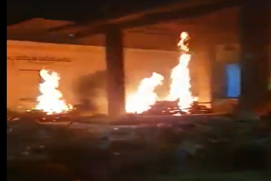 कोरोनाच्या काळात धक्कादायक VIDEO आला समोर, 50 मृतदेहांवर सामूहिक अंत्यसंस्कार