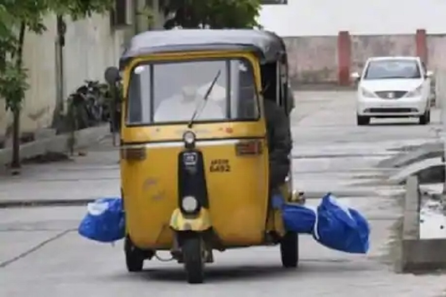 भयंकर! रुग्णवाहिका मिळाली नाही म्हणून कोरोनाग्रस्ताचा रिक्षातून नेला मृतदेह, मन हेलावून टाकणारे PHOTO