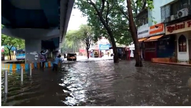 ठाण्यात वंदना टॉकीज परिसरातल्या एसटी स्टँडजवळ फुटभर पाणी साठलं होतं. या वर्षीच्या पावसात पहिल्यांदाच पाणी साचलं आहे. ठाण्यात वंदना टॉकीज परिसरातल्या एसटी स्टँडजवळ फुटभर पाणी साठलं होतं. या वर्षीच्या पावसात पहिल्यांदाच पाणी साचलं आहे.