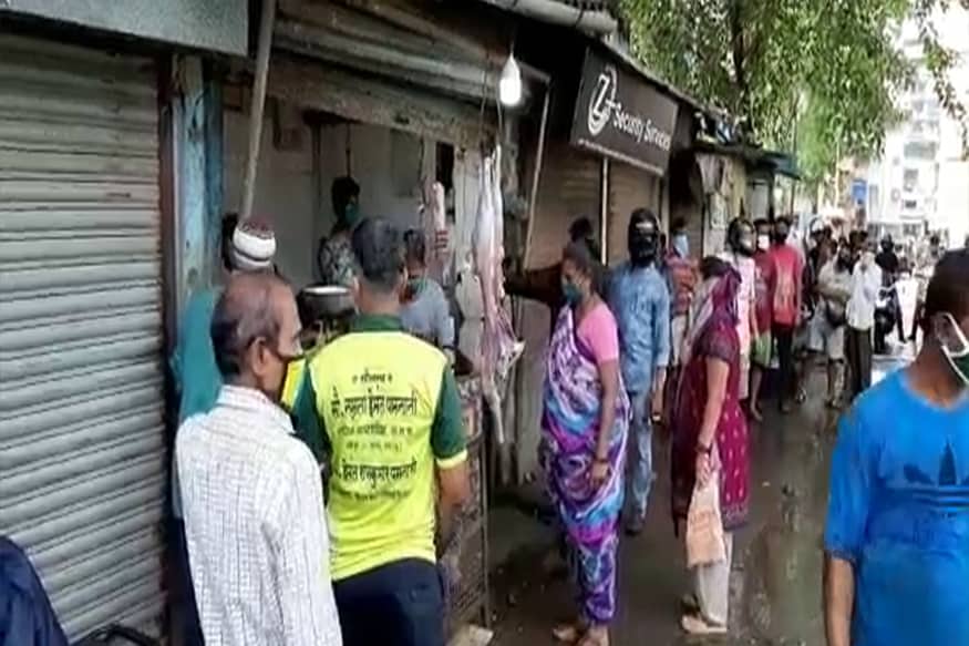 तर गटारी करता ठाणेकरांनी पाळले सोशल डिस्टंसिंगचे नियम पाळले. ठाण्यात मासांहार घेण्यास ठाणेकरांच्या रांगा लागल्या आहे. तर गटारी करता ठाणेकरांनी पाळले सोशल डिस्टंसिंगचे नियम पाळले. ठाण्यात मासांहार घेण्यास ठाणेकरांच्या रांगा लागल्या आहे.