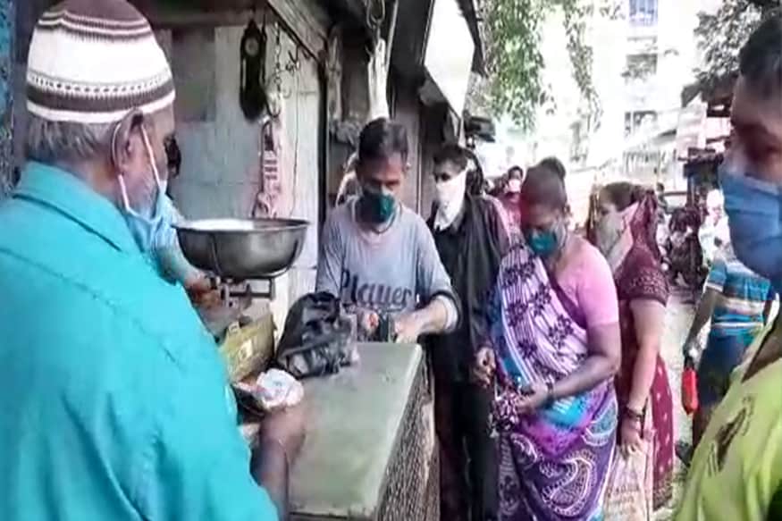 ठाण्यातील अनेक मासांहार दुकानात अगदी शिस्तबद्ध पद्धतीने ठाणेकर रांगा लावून मासांहार खरेदी करत होते. ठाण्यातील अनेक मासांहार दुकानात अगदी शिस्तबद्ध पद्धतीने ठाणेकर रांगा लावून मासांहार खरेदी करत होते.