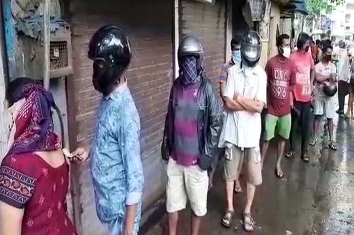 काही ठिकाणी तर लोकं नुसते मास्कच नाहीतर, हेल्मेट सुद्धा घालून रांगेत उभे होते.
