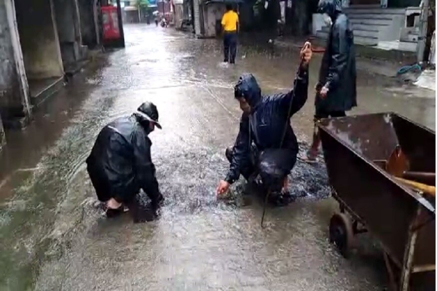 खारकर आळी बाजारपेठ परिसरात पाणी वाढू लागल्यानंतर नालेसफाई करण्यासाठी पालिकेचे कर्मचारी धावले आणि बंद गटारं मोकळी झाली. खारकर आळी बाजारपेठ परिसरात पाणी वाढू लागल्यानंतर नालेसफाई करण्यासाठी पालिकेचे कर्मचारी धावले आणि बंद गटारं मोकळी झाली.