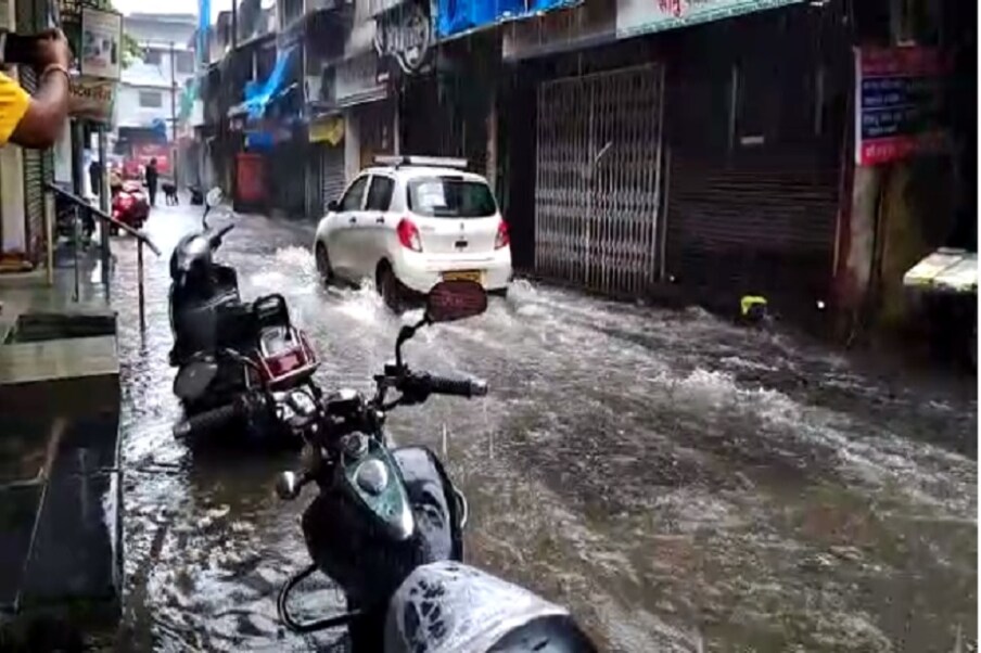 पाण्याचा निचरा व्यवस्थित न झाल्याने धुवांधार पावसाचं पाणी साचून राहिलं होतं.