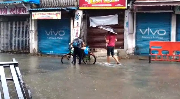 कोरोनाचा कहर झाल्यामुळे ठाण्यात बाजारपेठा बंद आहेत. पावसामुळे लोकांना कंपलसरी लॉकडाऊन पाळावाच लागला. कोरोनाचा कहर झाल्यामुळे ठाण्यात बाजारपेठा बंद आहेत. पावसामुळे लोकांना कंपलसरी लॉकडाऊन पाळावाच लागला.