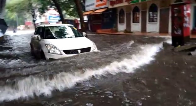 मुंबई, ठाणे परिसरात शनिवारी सकाळपासून मुसळधार पाऊस कोसळत आहे. सखल भाग पाण्याखाली गेले आहेत. कुठल्या भागात पाणी साठलं त्याची झलक मुंबई, ठाणे परिसरात शनिवारी सकाळपासून मुसळधार पाऊस कोसळत आहे. सखल भाग पाण्याखाली गेले आहेत. कुठल्या भागात पाणी साठलं त्याची झलक